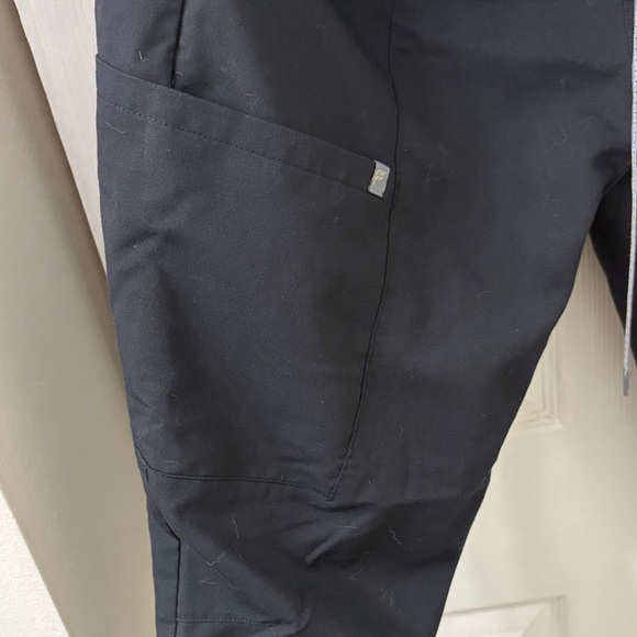 Fabletics Black Scrub Set - Picture 7 of 12